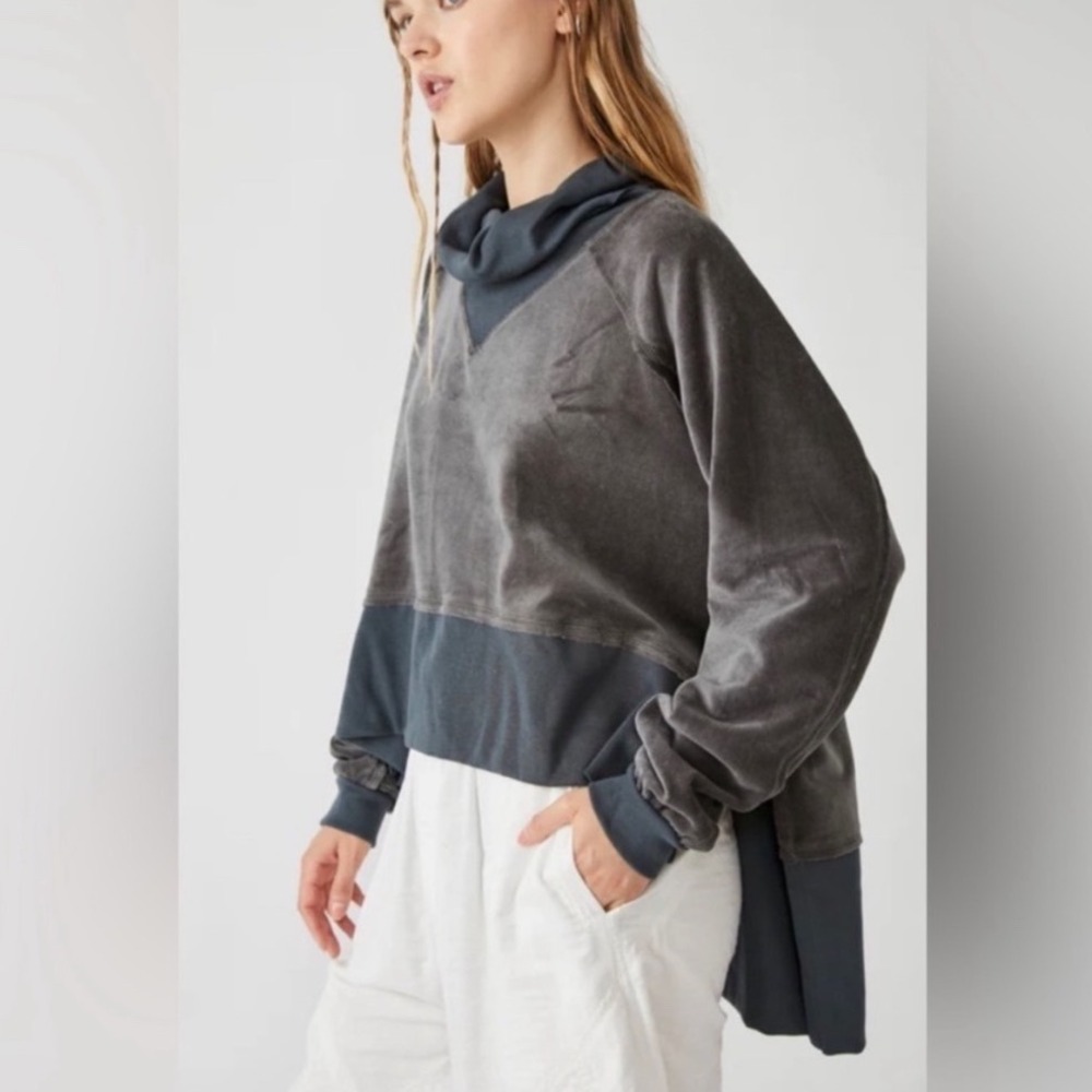 FREE PEOPLE Movement Last Chance Charcoal Oversized Velour Pullover
Size‎ Small